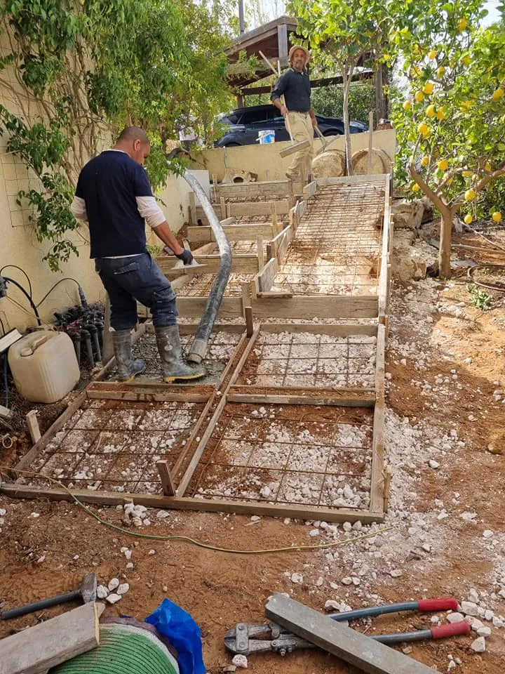 הכנת התשתית ורשת הברזל לפני היציקה
