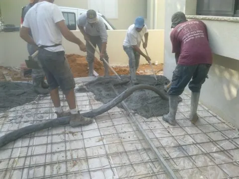 יציקת בטון על רשת ברזל