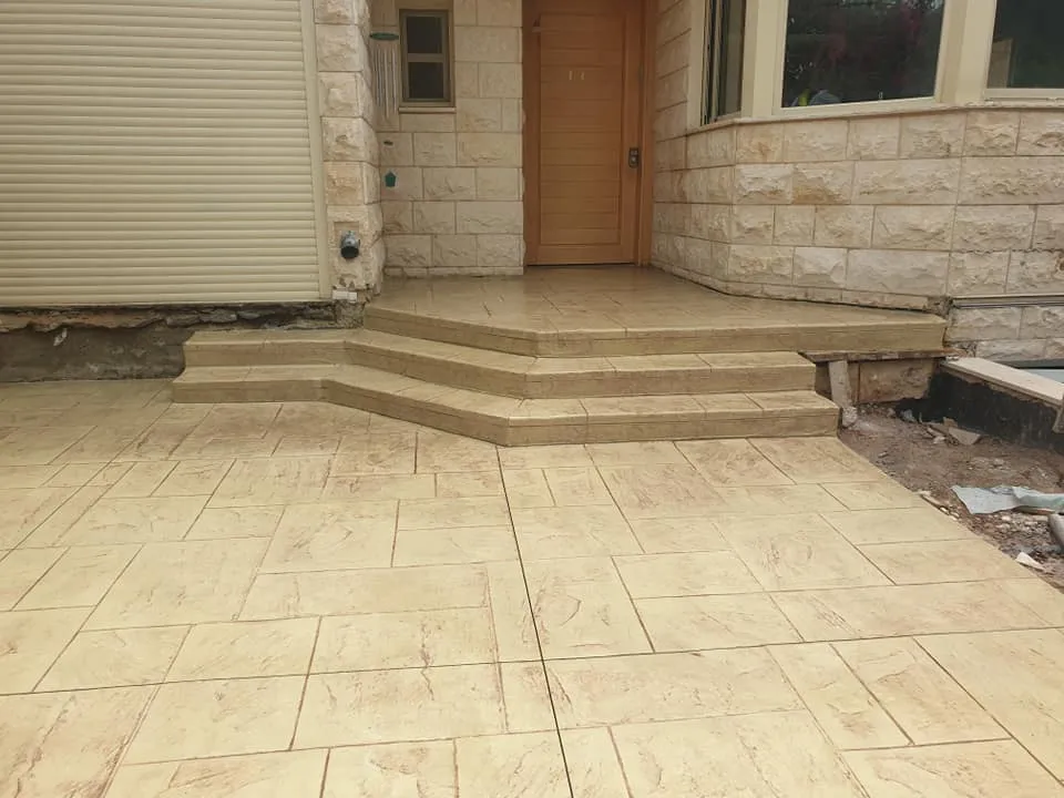 מדרגות כניסה ומשטח בטון מוטבע בגוון בהיר