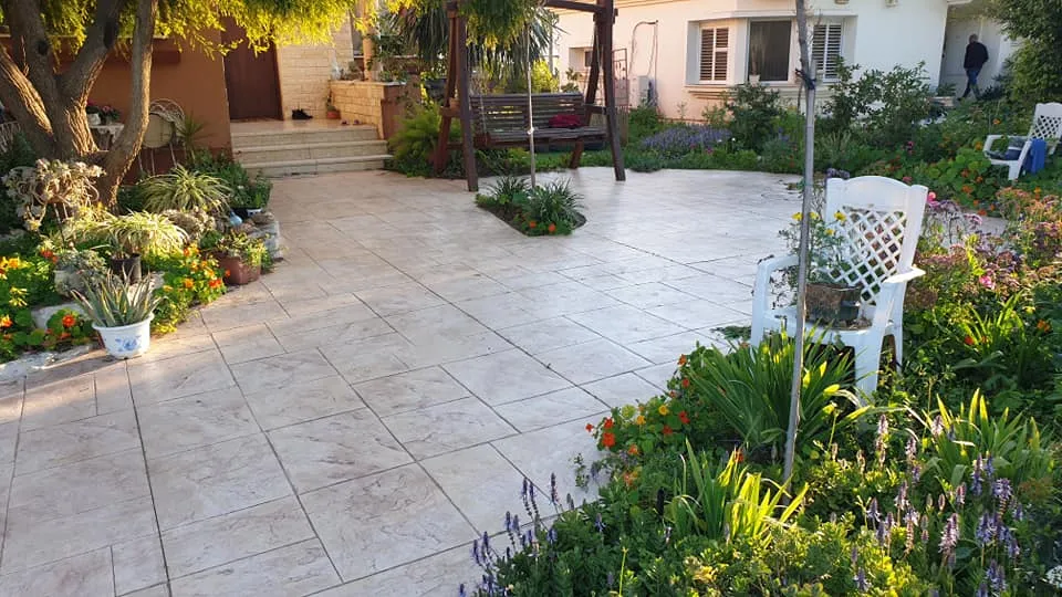 חצר מגוננת עם משטח בטון מוטבע